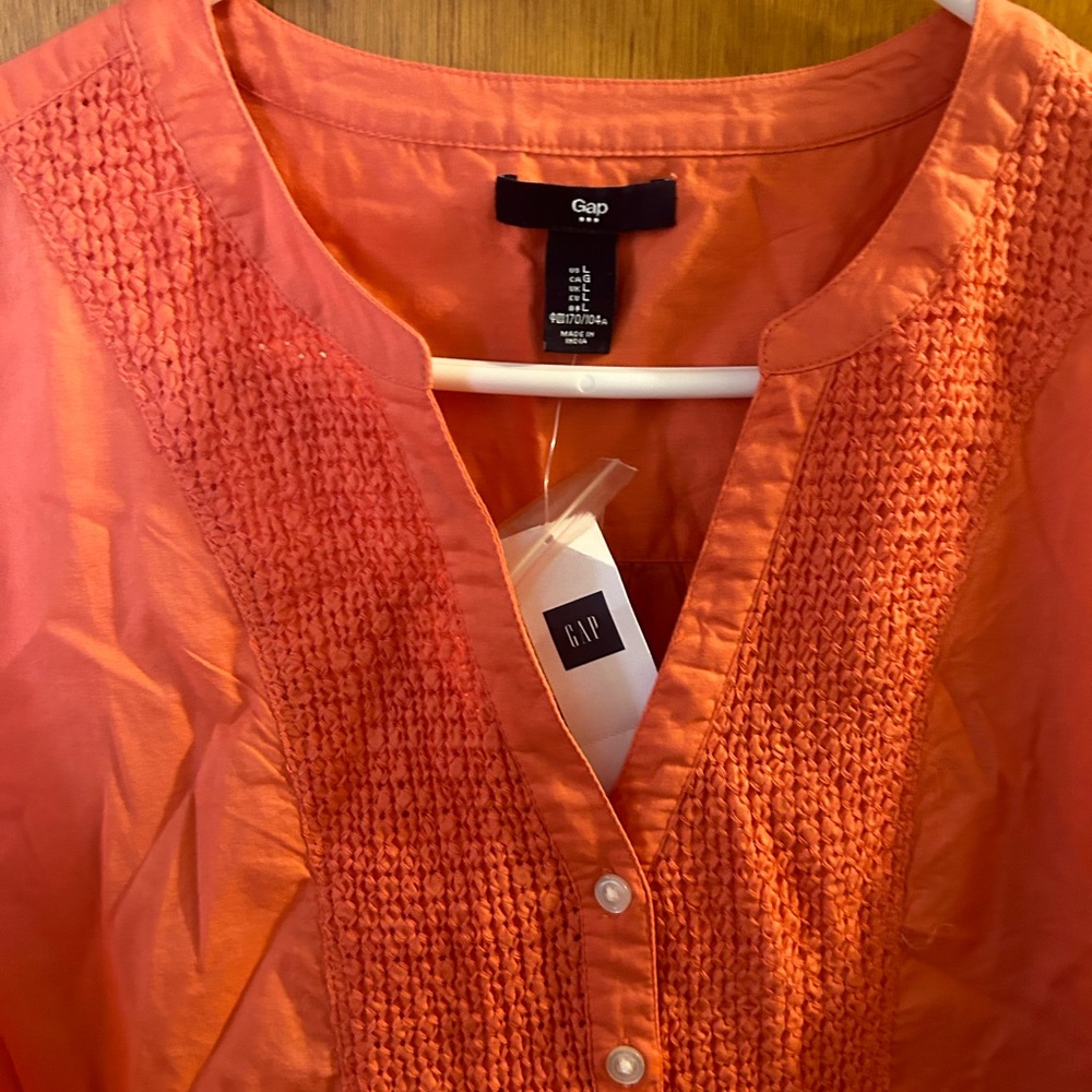 Gap coral top . Size L